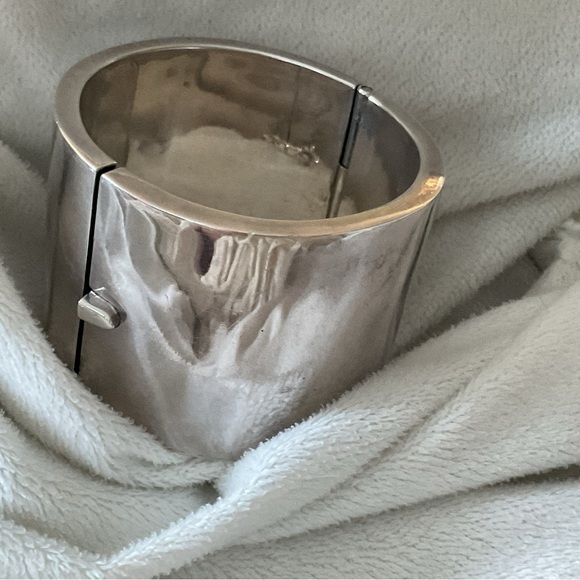 Elegant Silver Cuff Bracelet - Picture 9 of 9